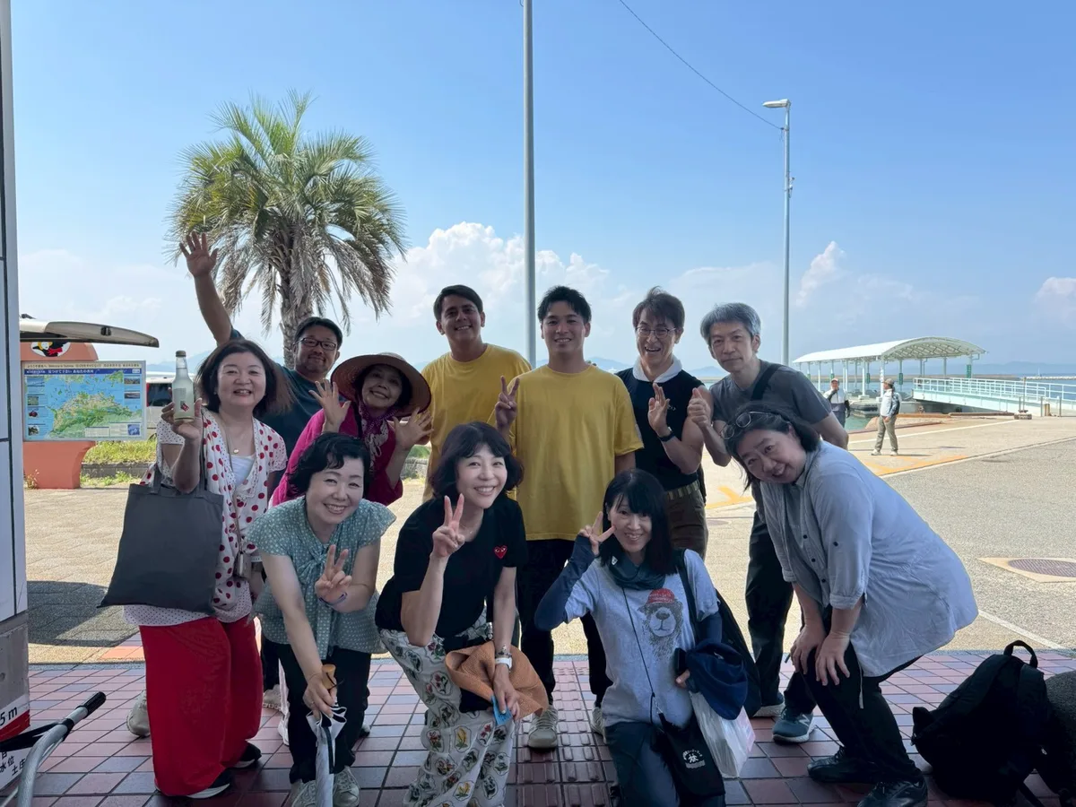 港での集合写真