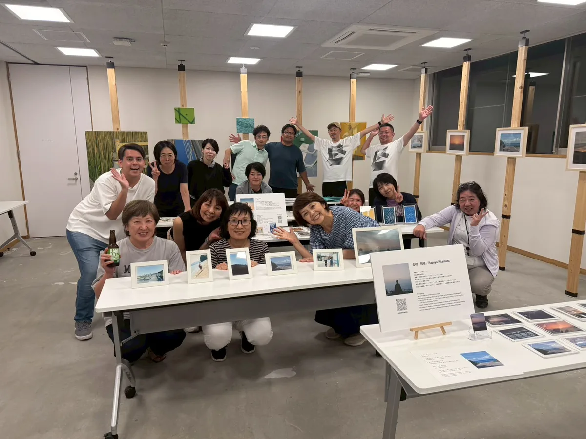 宿の写真展示室での集合写真